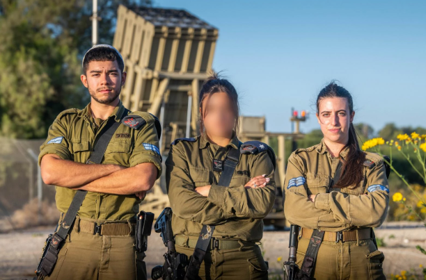 بعض أفراد الكتيبة أمام منصة القبة الحديدية